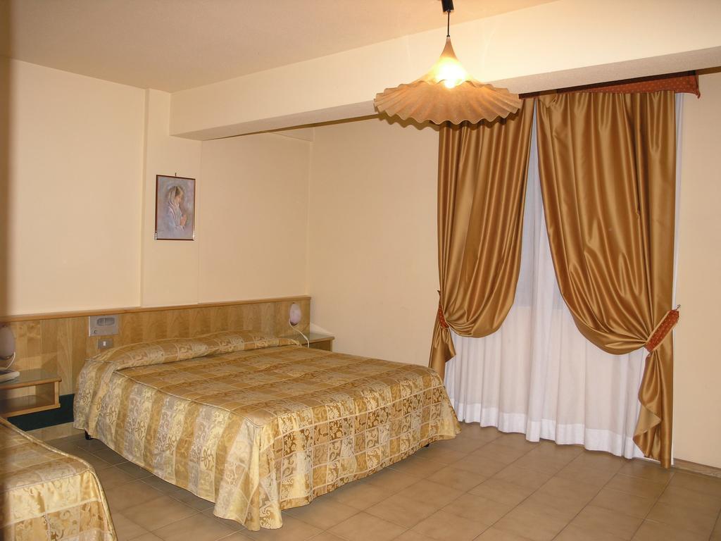 Economy Triple Room,217288310:JPEG